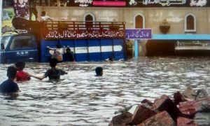 لاہور: بارش، ٹریفک کا نظام درہم برہم، وارڈنز غائب، شہری پریشان