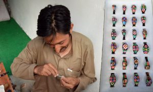 مارخور کے سینگوں سے خوبصورت انگھوٹیاں بنانے والا چترالی نوجوان | humnews.pk