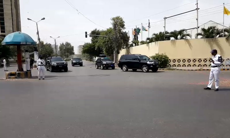 وزیراعظم عمران خان کا قافلہ گورنمنٹ کامرس کالج گراؤنڈ سے اسٹیٹ گیسٹ ہاؤس جاتے ہوئے۔