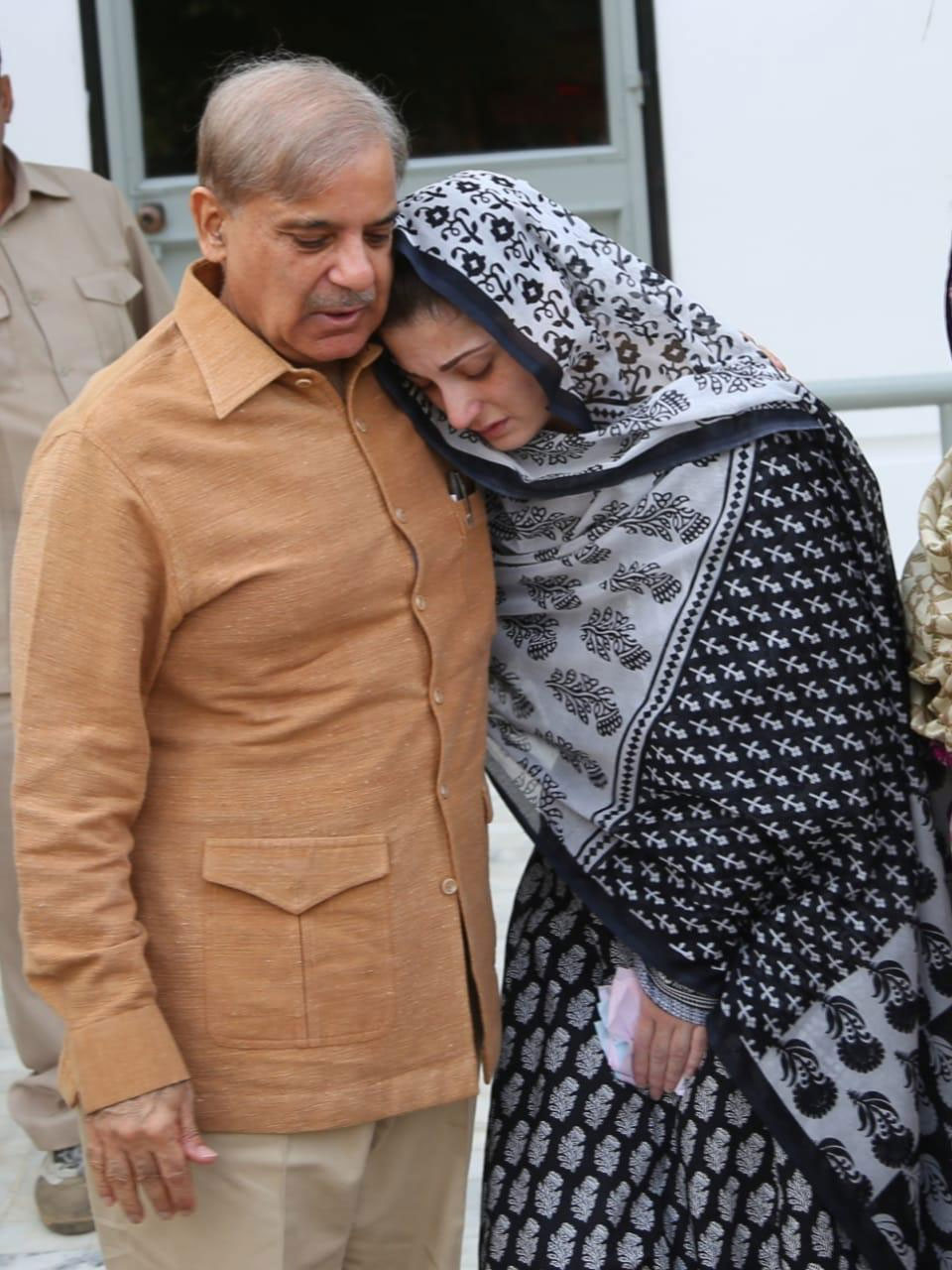 والدہ کے انتقال پر شدت غم سے نڈھال مریم نواز اپنے چچا شہباز شریف کے ساتھ