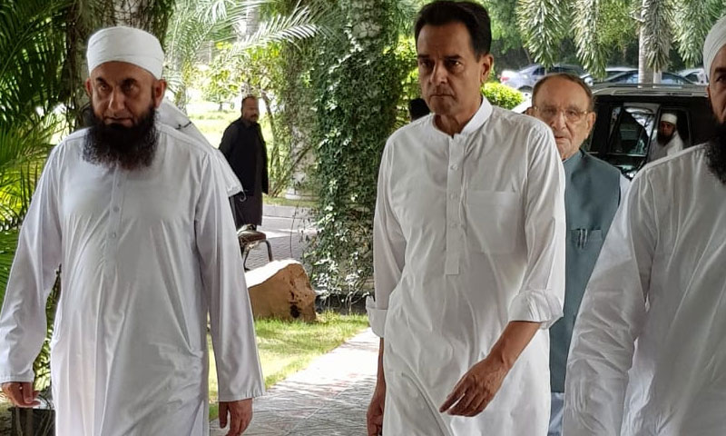 کلثوم نواز کی نماز جنازہ کے لیے مولانا طارق جمیل جاتی امرا پہنچ گئے ہیں۔