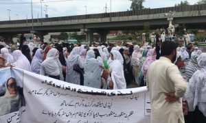 پشاور: لیڈی ہیلتھ ورکرز کا خیبرپختونخوا اسمبلی کے باہر دھرنا