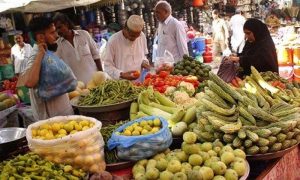 لاہور: انتظامیہ سبزیوں اور اشیائے ضروریہ کے نرخ نامے پر عملدرآمد کروانے میں ناکام
