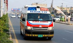لاہور: مسافر وین نالے میں گر گئی، 4 بچے اور دو خواتین جاں بحق