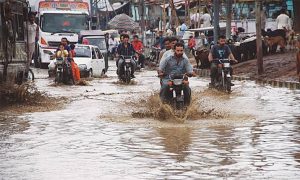 کراچی: بارش کے باعث نکاسی آب کا نظام مفلوج ہونے کا خدشہ