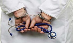 کراچی: پوش علاقے میں کوروناکی دوا دینے والا جعلساز ڈاکٹر گرفتار