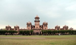 پشاور:طالبہ کاوائس چانسلرپرگولڈمیڈل کیلئے ہراساں کرنےکا الزام