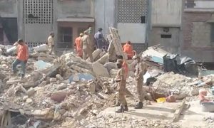 کراچی: رہائشی عمارت کا حادثہ، جاں بحق افراد کی تعداد آٹھ ہو گئی