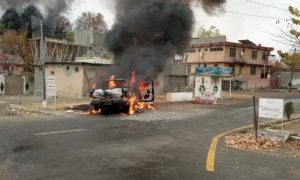 گلگت: سرکاری گاڑیوں، محکمہ جنگلات کے دفتر کو آگ لگادی گئی