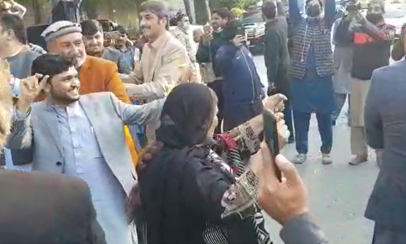 فنڈز نہ ملنے پر اپوزیشن اراکین کا وزیراعلیٰ ہاؤس پشاور کے باہر رقص