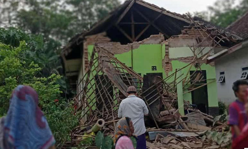 انڈونیشیا میں زلزلہ: ایک شخص ہلاک، متعدد عمارتیں منہدم