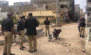 کراچی: تھانے پر مظاہرین کا حملہ، 3 اہلکار زخمی