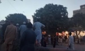 پولیس اور منشیات فروشوں میں فائرنگ کا تبادلہ، راہ گیر جاں بحق، علاقہ مکینوں کا احتجاج