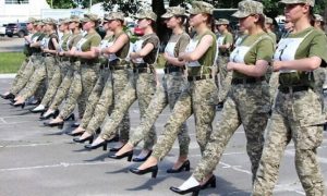 یوکرائن: اونچی ہیل والی سینڈل کیساتھ خاتون فوجی اہلکاروں کی پریڈ