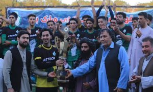 ہرات میں فٹبال ٹورنامنٹ، طالبان کمانڈر نے فاتح ٹیم کو ٹرافی دی