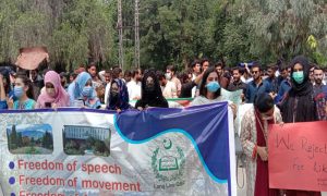 قائد اعظم یونیورسٹی کی فیسوں میں اضافہ: طلبہ کا احتجاجی مظاہرہ