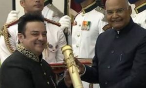 گلوکار عدنان سمیع کو بھارتی صدر نے ایوارڈ دیا