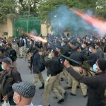 ایم کیو ایم پاکستان کے احتجاجی دھرنے پر پولیس کی شیلنگ اور لاٹھی چارج