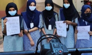 بھارت میں جاری اینٹی حجاب مہم کیخلاف بنگلہ دیشی طالبات کا احتجاج