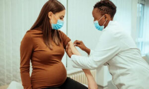 حاملہ خواتین کی ویکسینیشن بچوں کو محفوظ رکھتی ہے، تحقیق