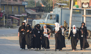 بھارت: باحجاب طالبات کو امتحان دینے کی اجازت کیوں دی؟ 7 اساتذہ معطل