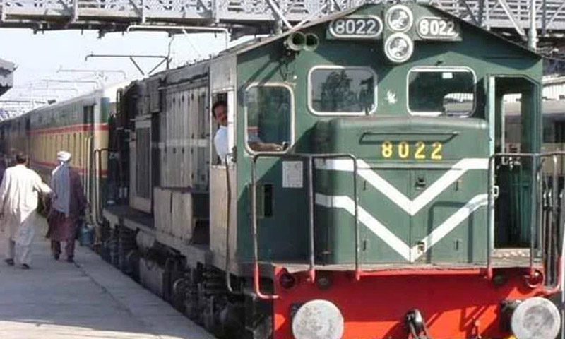 کراچی اور حیدرآباد کے درمیان ریلوے ٹریک پانی میں بہہ گیا، ٹرینوں کی آمد و رفت معطل
