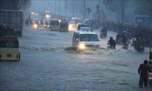 کراچی: بارش کے بعد سڑکیں، گلیاں اور محلے تالاب کا منظر پیش کرنے لگے