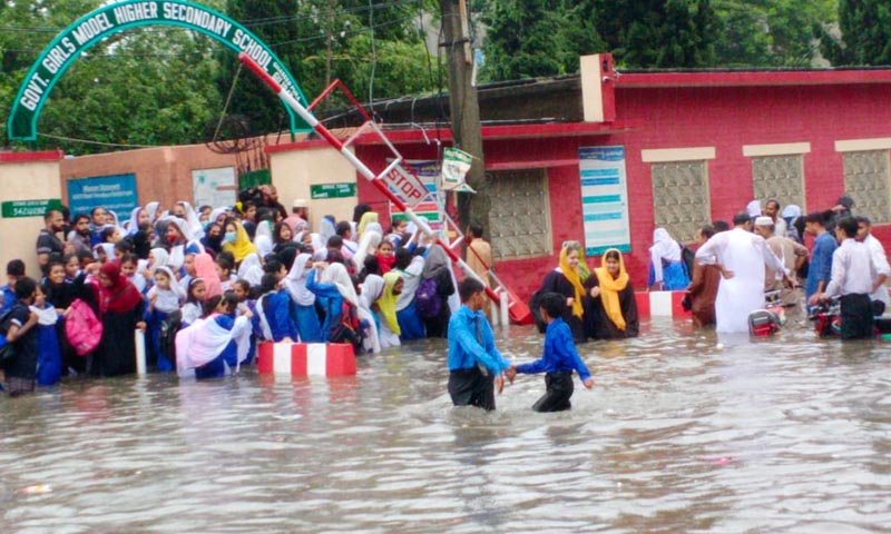پنجاب میں بارشیں: گجرات، وزیرآباد اور پنڈ دادن خان میں سڑکیں و محلے تالاب بن گئے