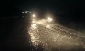 سیہون شریف: سیلابی پانی انڈس ہائی وے پر پہنچ گیا، سڑک ٹریفک کیلئے بند