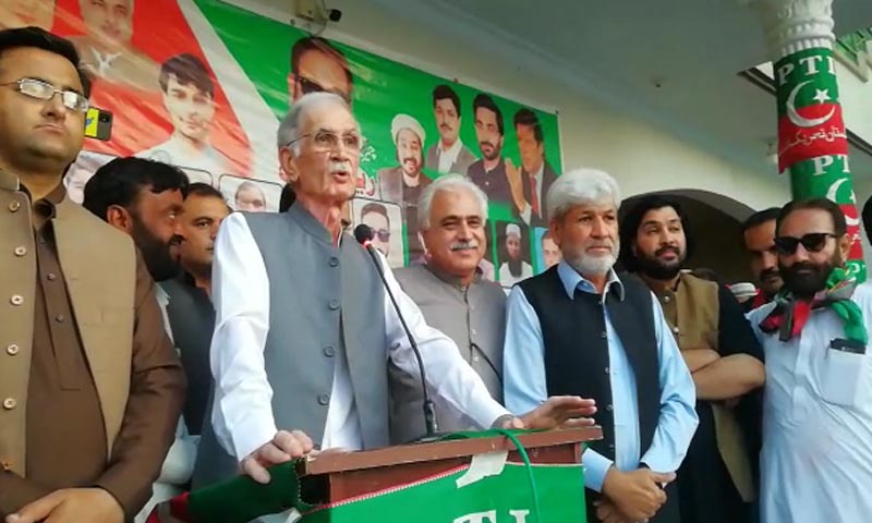حکومت عمران خان کو گرفتار کرنے کی کوشش کر رہی ہے، گرفتاری کے بعد پورا ملک سڑکوں پر ہو گا، پرویز خٹک