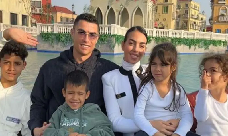 Ronaldo with family 0654 - اسٹار فٹبالر کرسٹیانو رونالڈو کی بیٹیاں عربی بولنے لگیں